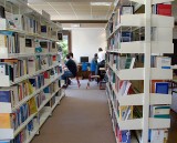 Photo des rayonnages de la bibliothèque de l'ENIT